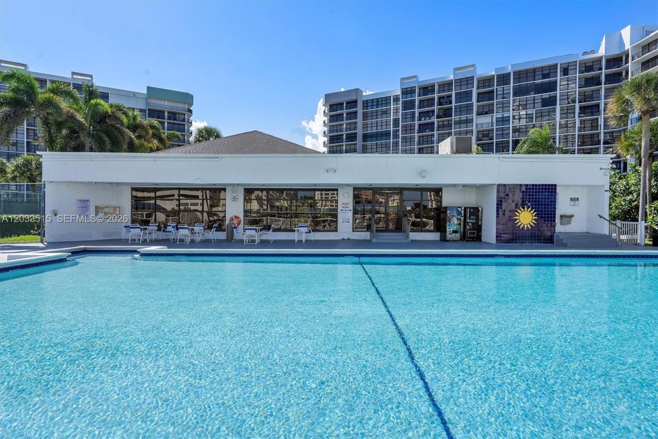 600 Parkview Dr , Unit 815, Hallandale Beach, FL 33009 Photo