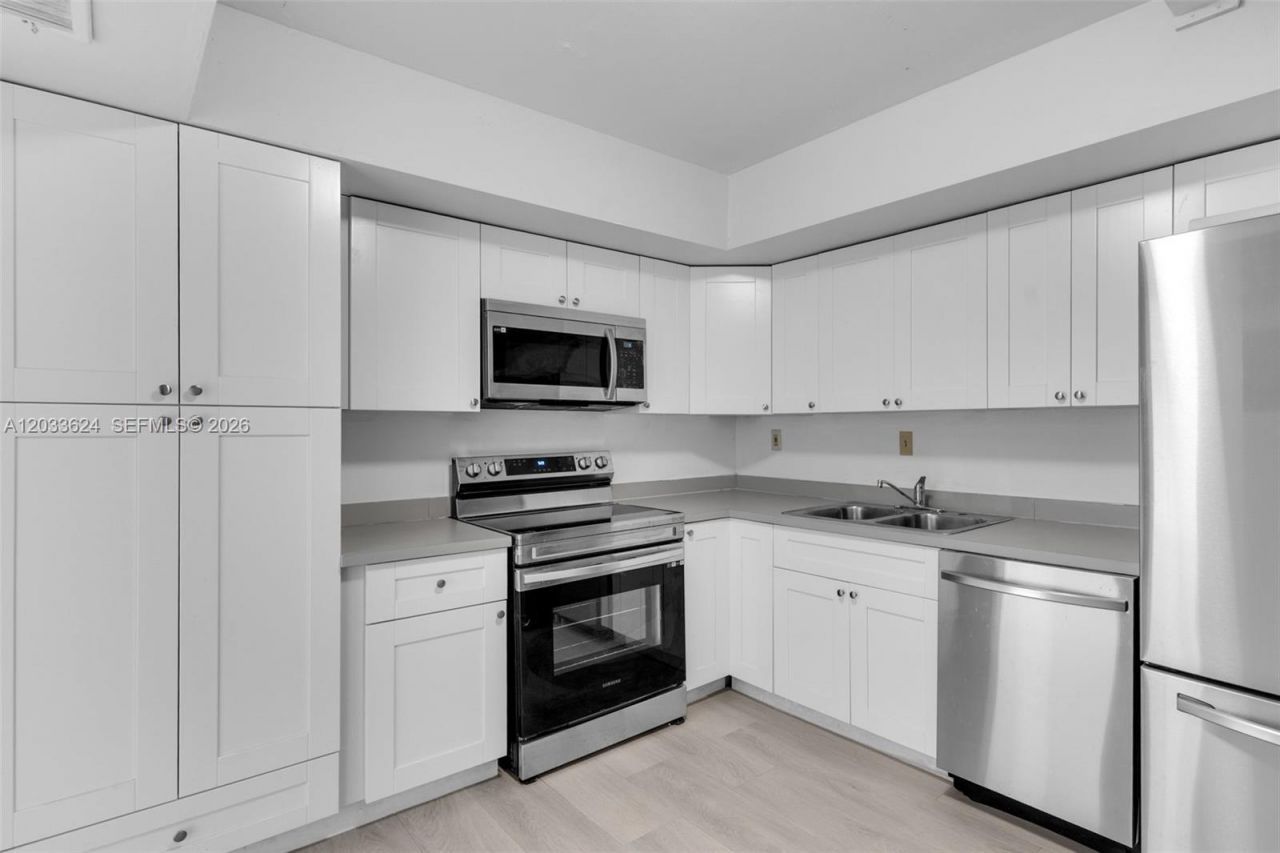 11930 N Bayshore Dr, Unit 704, North Miami, FL 33181 Photo