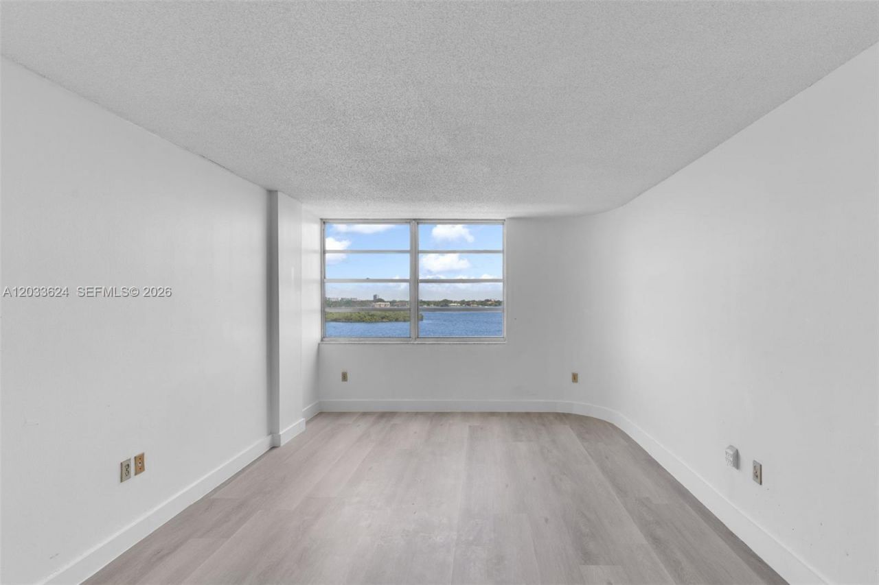 11930 N Bayshore Dr, Unit 704, North Miami, FL 33181 Photo