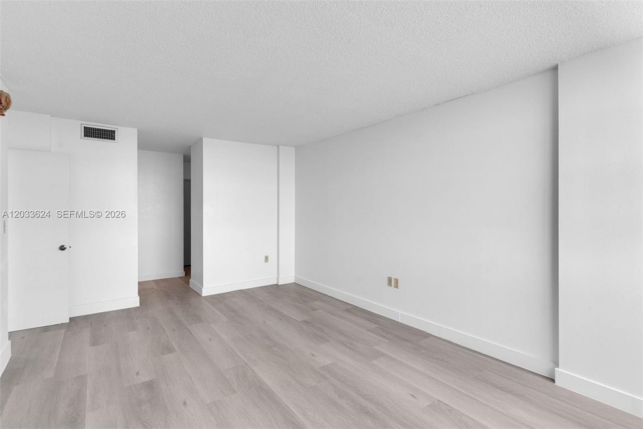 11930 N Bayshore Dr, Unit 704, North Miami, FL 33181 Photo