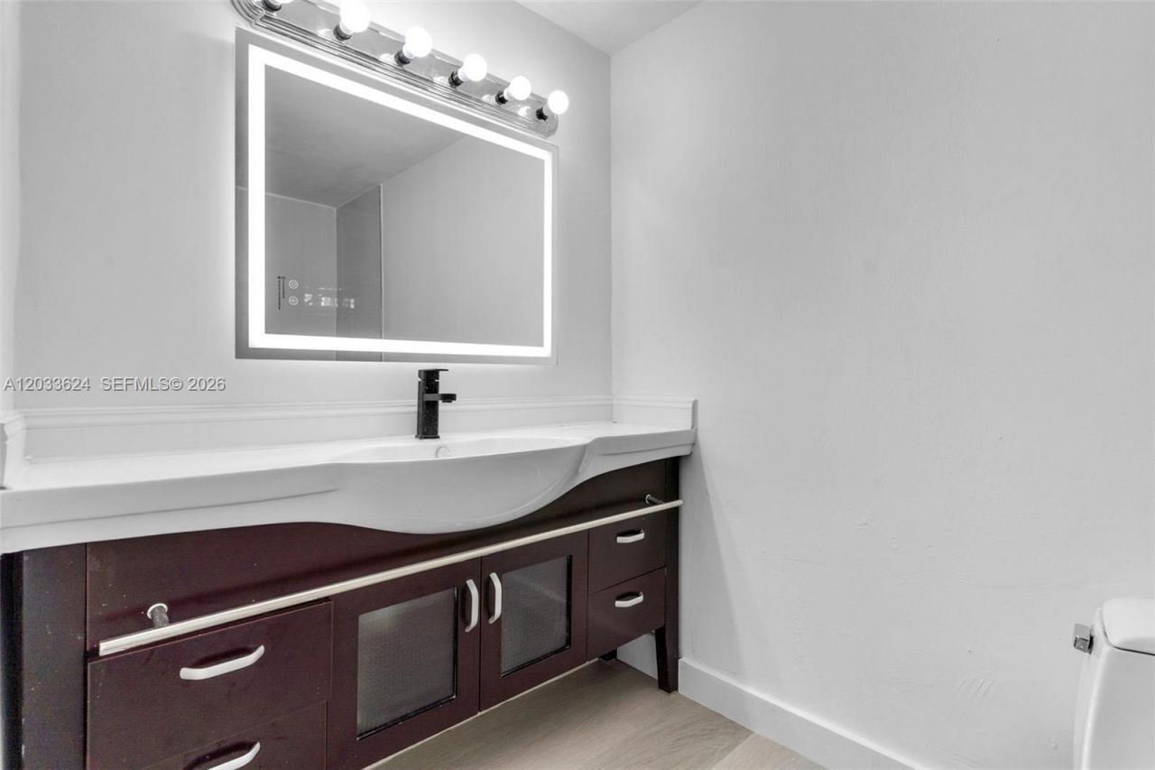 11930 N Bayshore Dr, Unit 704, North Miami, FL 33181 Photo