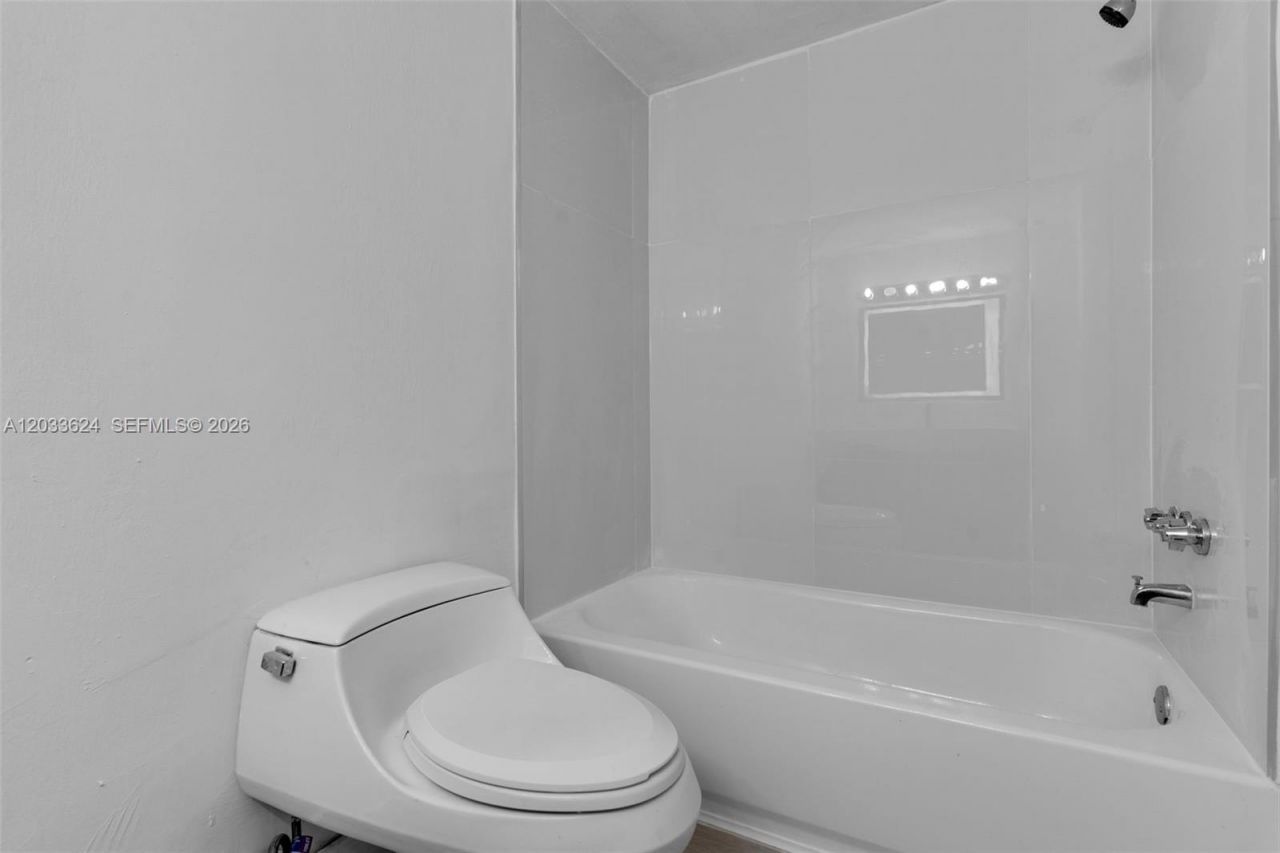 11930 N Bayshore Dr, Unit 704, North Miami, FL 33181 Photo