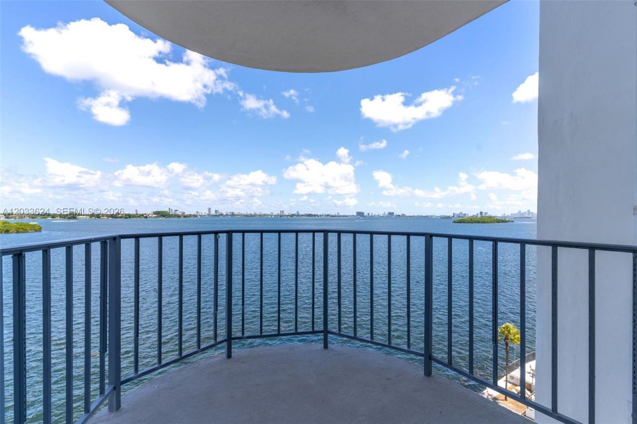 11930 N Bayshore Dr , Unit 704, North Miami, FL 33181 Photo