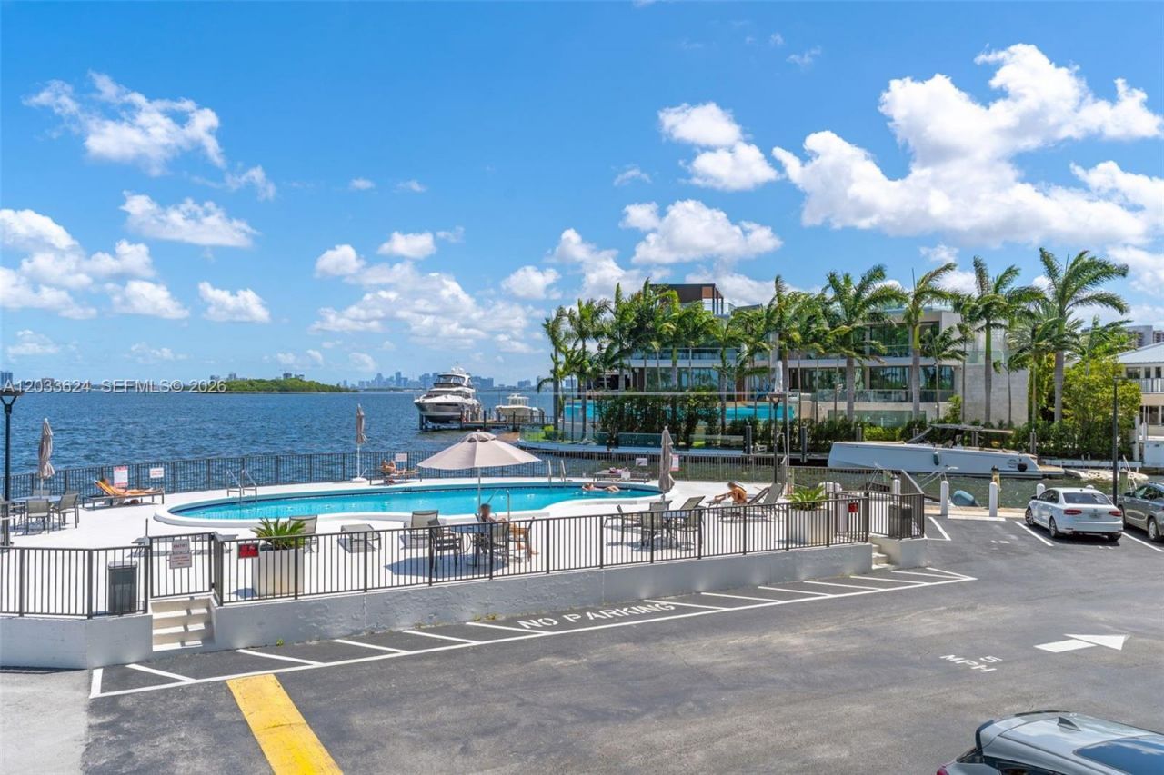 11930 N Bayshore Dr, Unit 704, North Miami, FL 33181 Photo