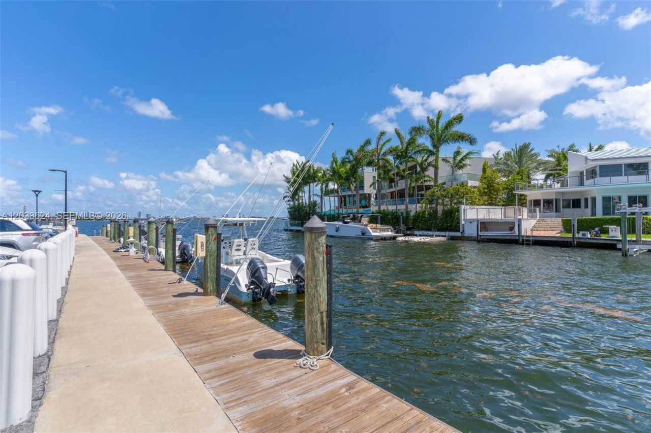 11930 N Bayshore Dr, Unit 704, North Miami, FL 33181 Photo