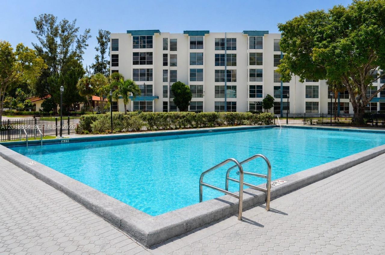 17570 Atlantic Blvd , Unit 306, Sunny Isles Beach, FL 33160 Photo