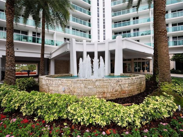 100 Bayview Dr, Unit 527, Sunny Isles Beach, FL 33160