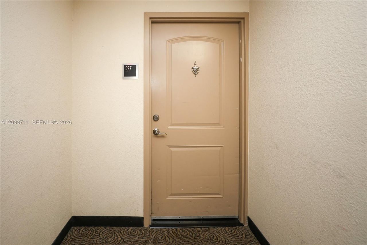 100 Bayview Dr, Unit 527, Sunny Isles Beach, FL 33160 Photo