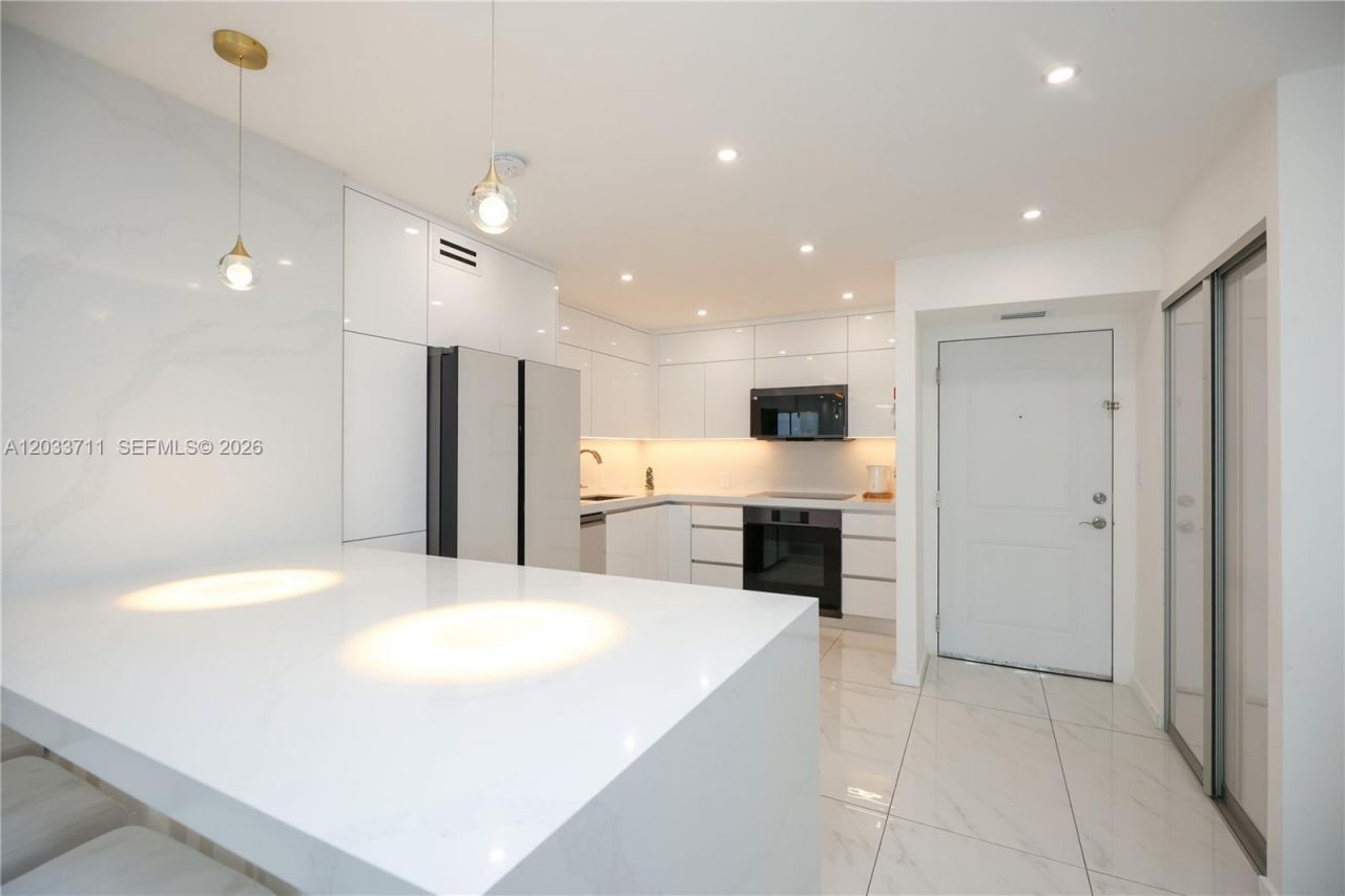 100 Bayview Dr, Unit 527, Sunny Isles Beach, FL 33160 Photo
