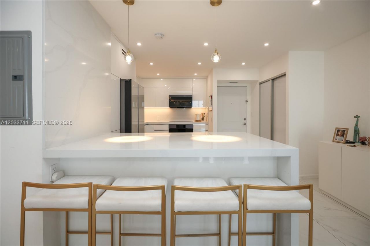 100 Bayview Dr, Unit 527, Sunny Isles Beach, FL 33160 Photo