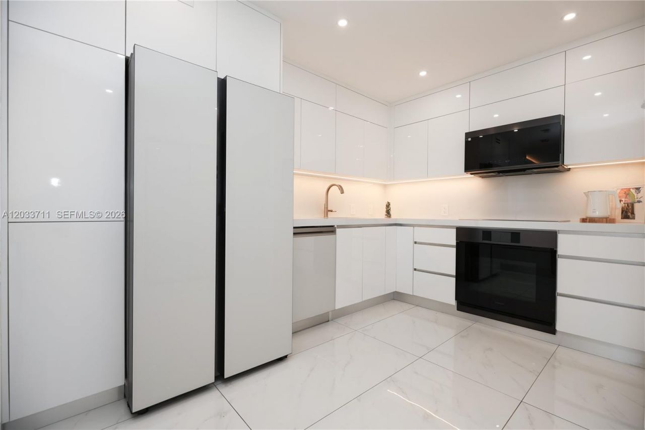 100 Bayview Dr, Unit 527, Sunny Isles Beach, FL 33160 Photo