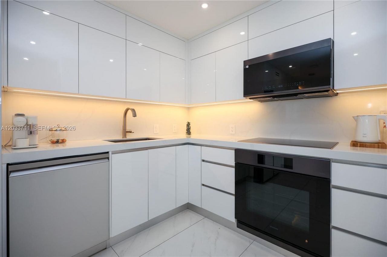 100 Bayview Dr, Unit 527, Sunny Isles Beach, FL 33160 Photo