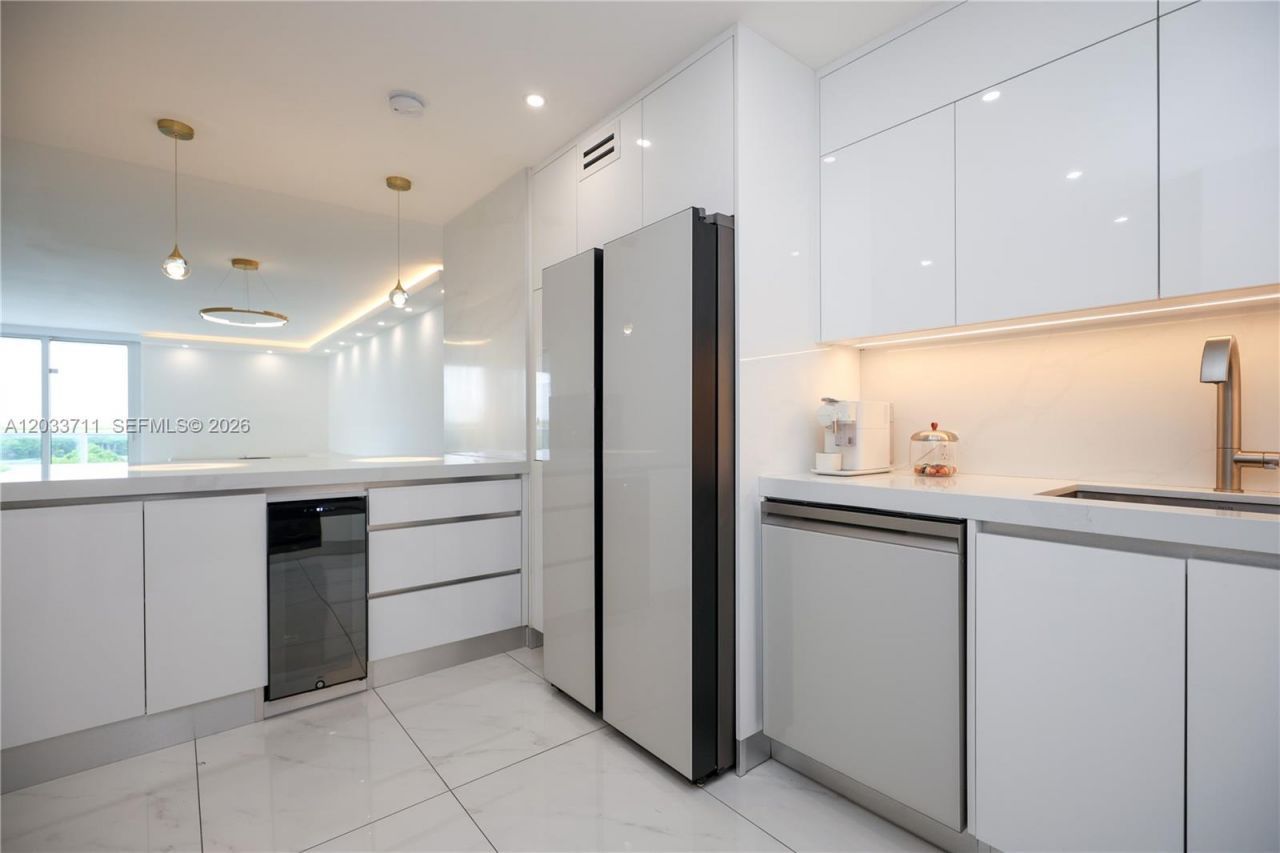 100 Bayview Dr, Unit 527, Sunny Isles Beach, FL 33160 Photo