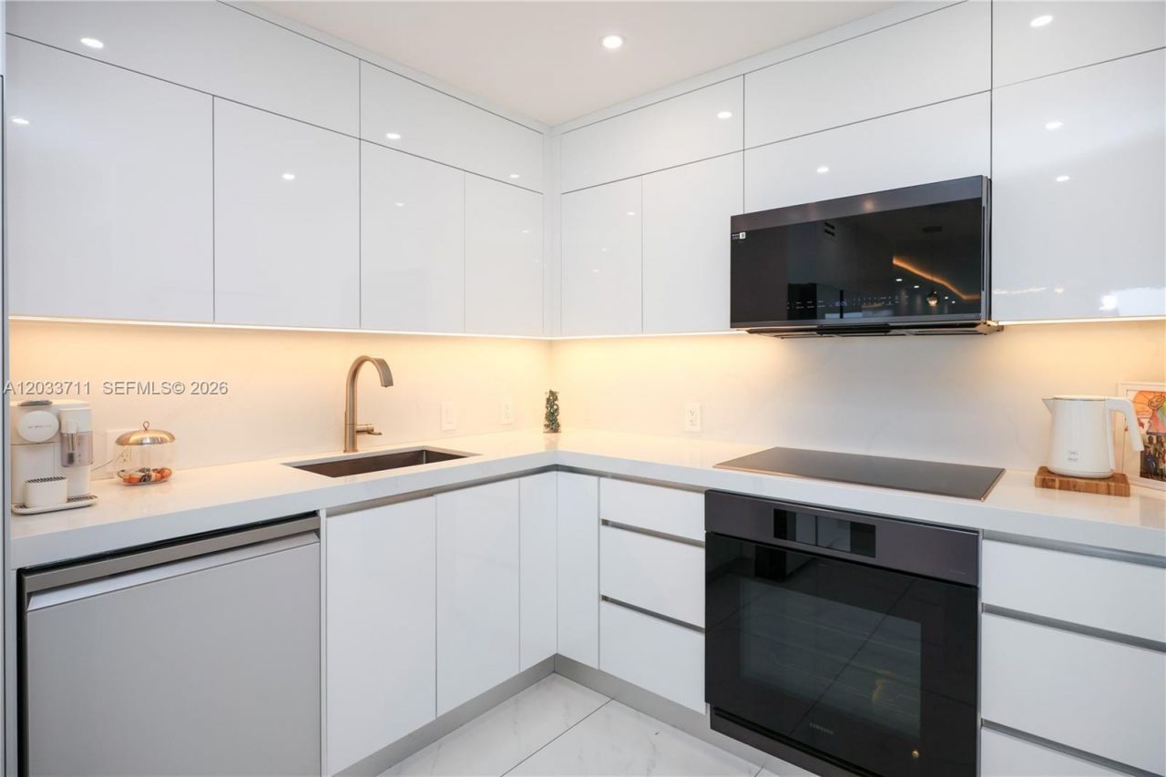 100 Bayview Dr, Unit 527, Sunny Isles Beach, FL 33160 Photo