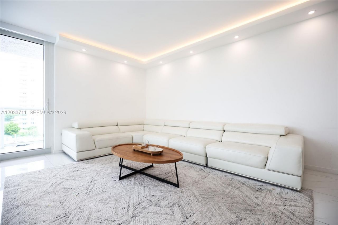 100 Bayview Dr, Unit 527, Sunny Isles Beach, FL 33160 Photo