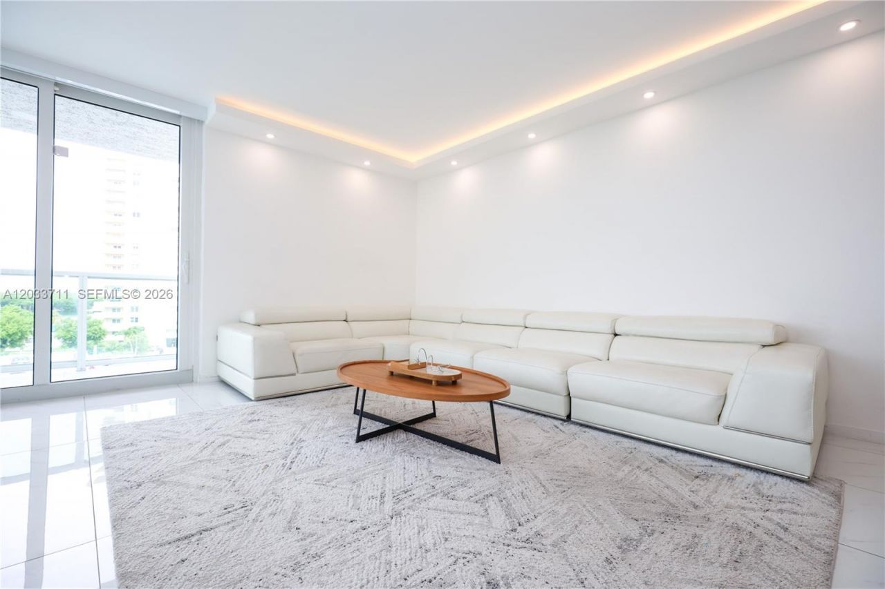 100 Bayview Dr, Unit 527, Sunny Isles Beach, FL 33160 Photo