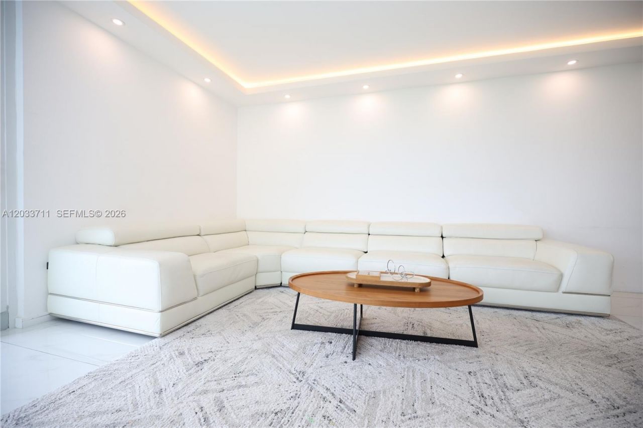 100 Bayview Dr, Unit 527, Sunny Isles Beach, FL 33160 Photo