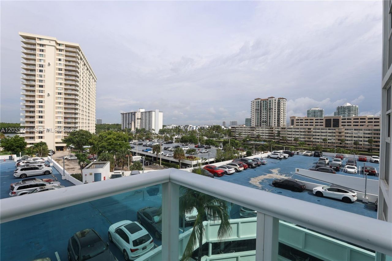 100 Bayview Dr, Unit 527, Sunny Isles Beach, FL 33160 Photo