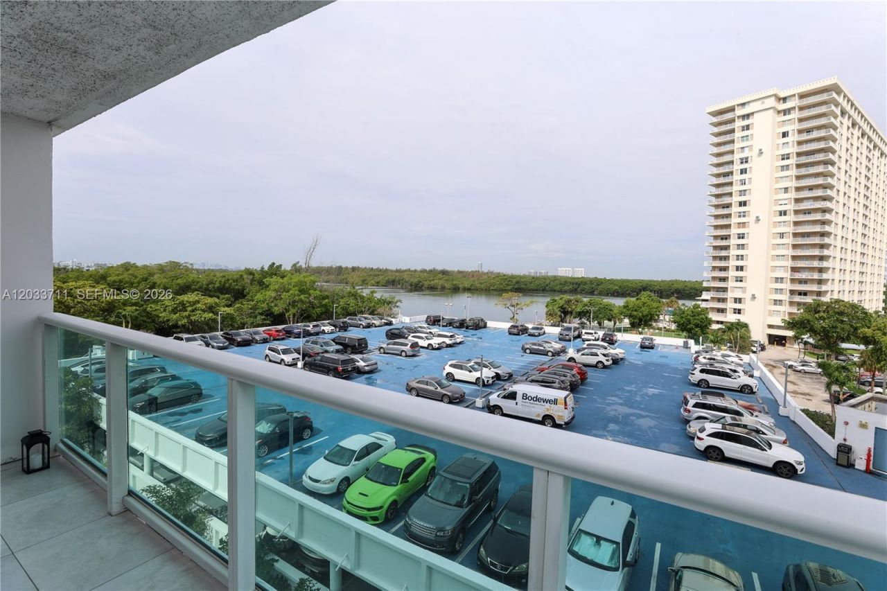 100 Bayview Dr, Unit 527, Sunny Isles Beach, FL 33160 Photo