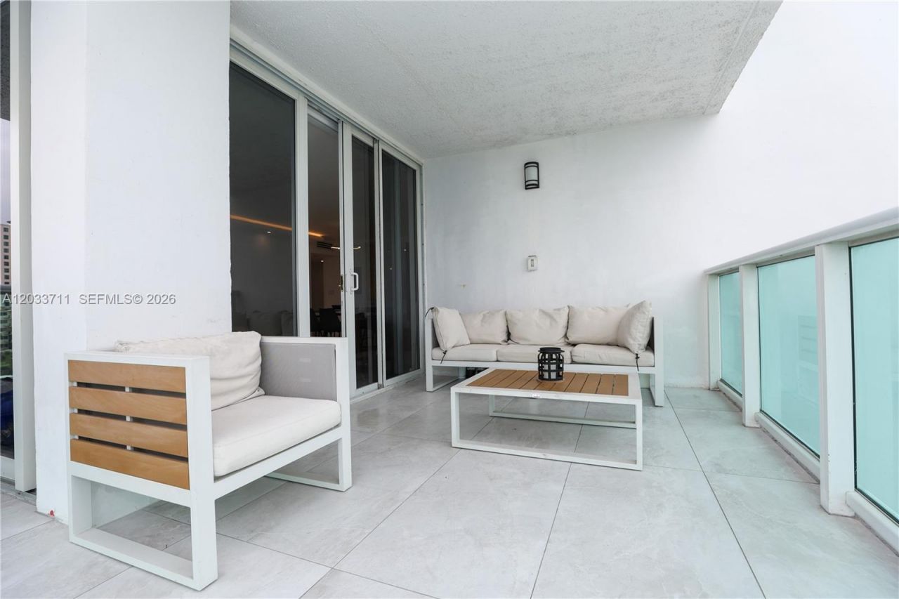 100 Bayview Dr, Unit 527, Sunny Isles Beach, FL 33160 Photo