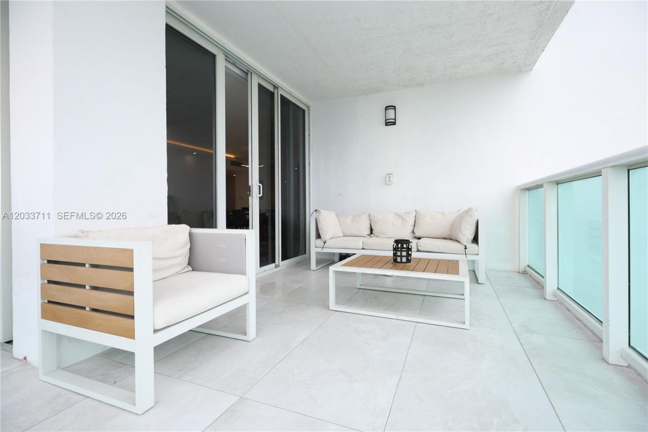 100 Bayview Dr, Unit 527, Sunny Isles Beach, FL 33160 Photo