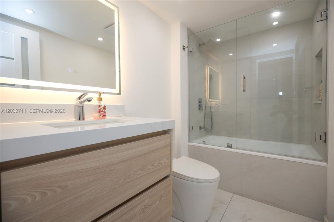 100 Bayview Dr, Unit 527, Sunny Isles Beach, FL 33160 Photo
