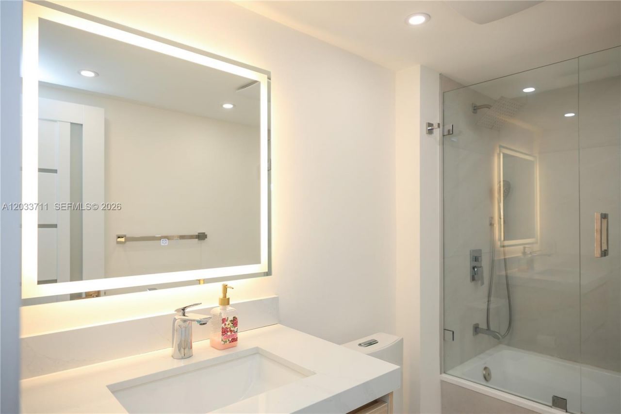 100 Bayview Dr, Unit 527, Sunny Isles Beach, FL 33160 Photo