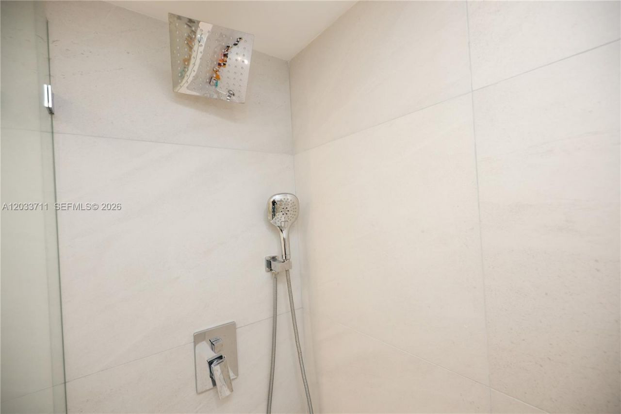 100 Bayview Dr, Unit 527, Sunny Isles Beach, FL 33160 Photo