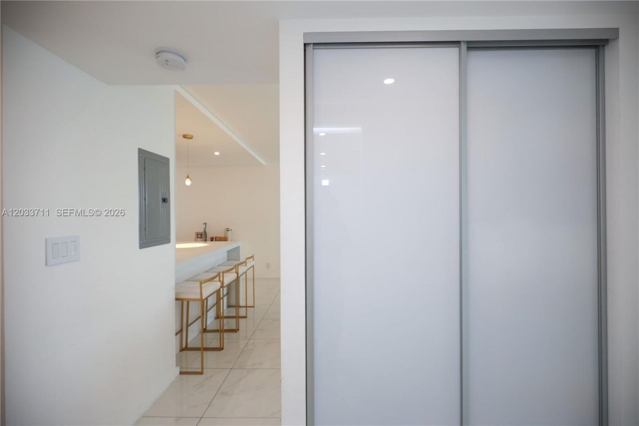 100 Bayview Dr, Unit 527, Sunny Isles Beach, FL 33160 Photo