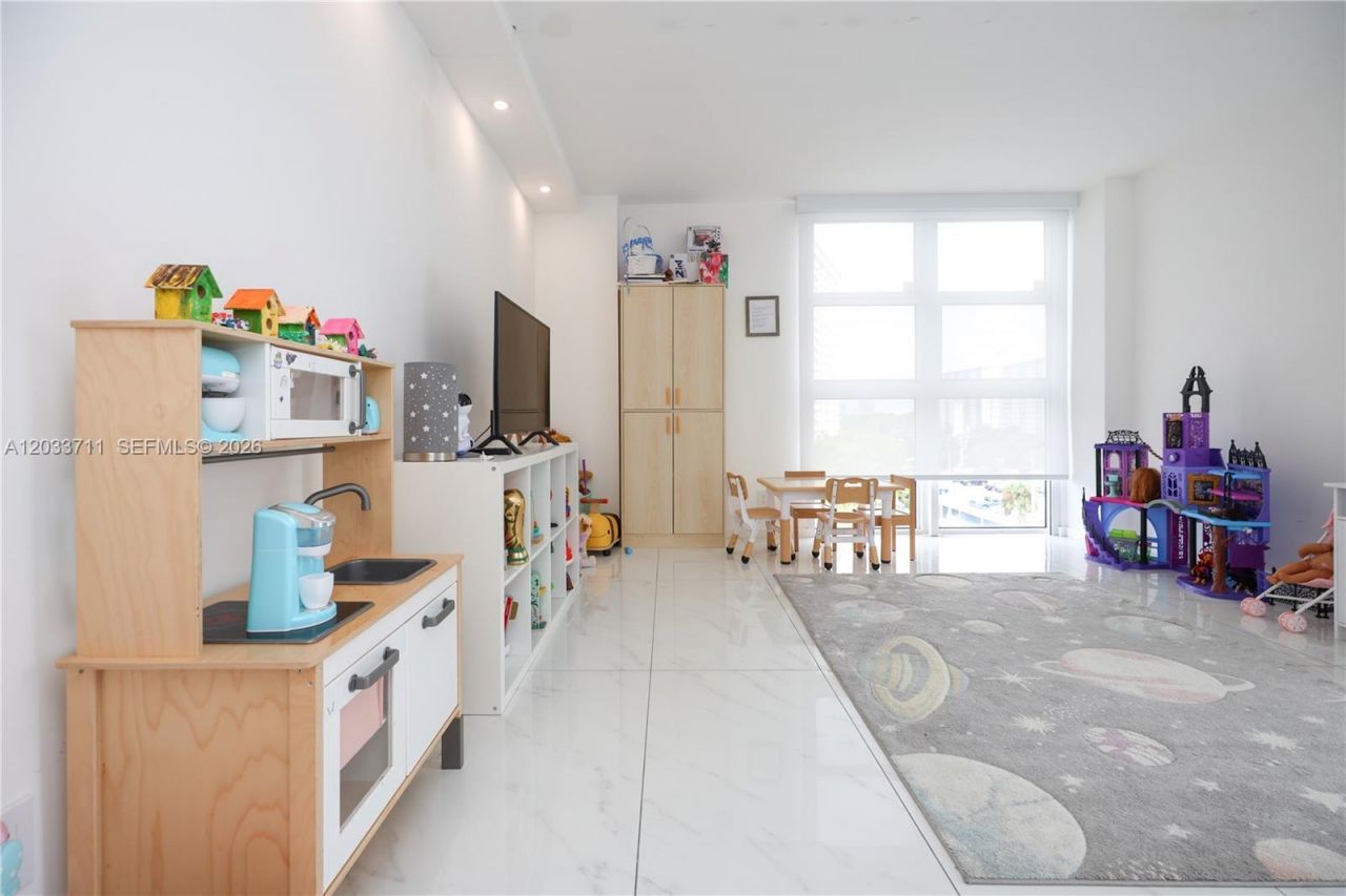 100 Bayview Dr, Unit 527, Sunny Isles Beach, FL 33160 Photo