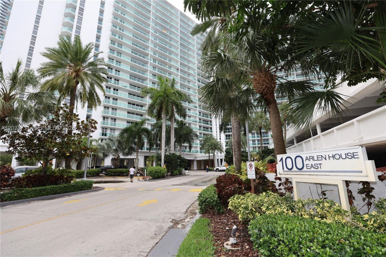 100 Bayview Dr, Unit 527, Sunny Isles Beach, FL 33160 Photo