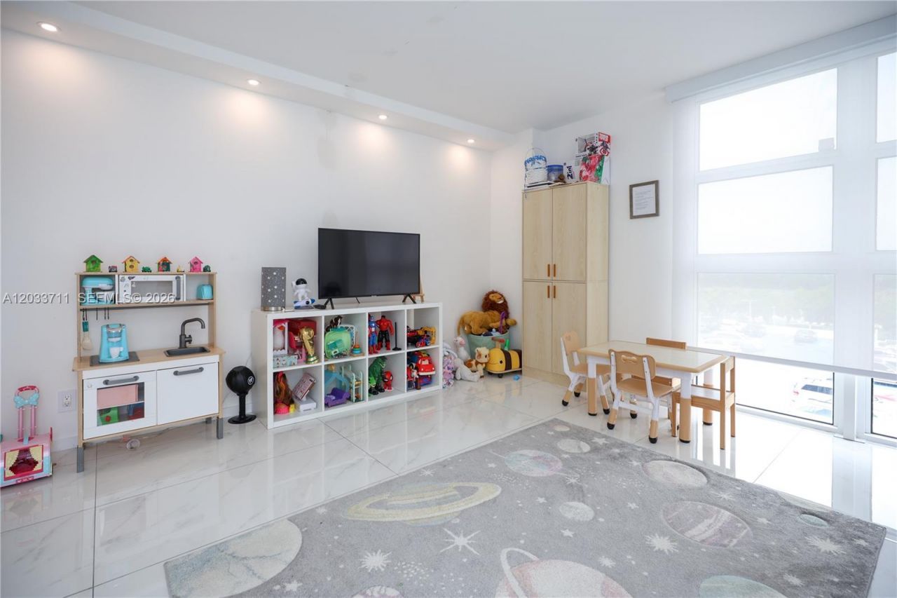 100 Bayview Dr, Unit 527, Sunny Isles Beach, FL 33160 Photo