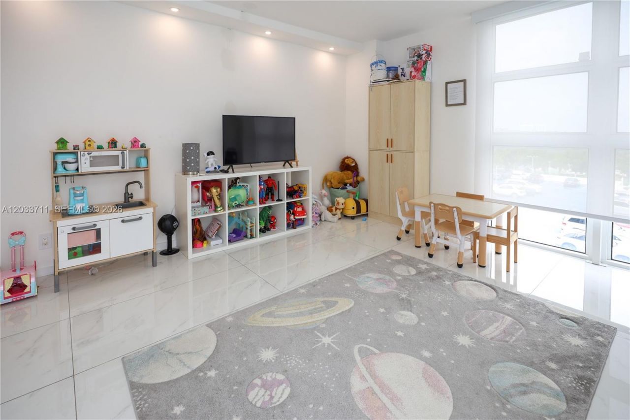 100 Bayview Dr, Unit 527, Sunny Isles Beach, FL 33160 Photo