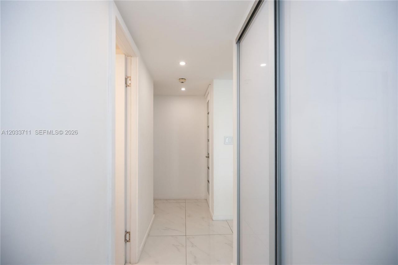 100 Bayview Dr, Unit 527, Sunny Isles Beach, FL 33160 Photo