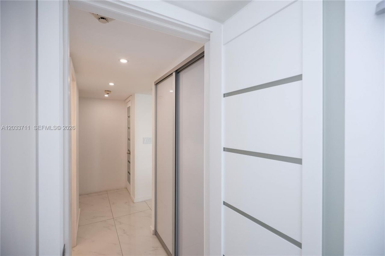 100 Bayview Dr, Unit 527, Sunny Isles Beach, FL 33160 Photo