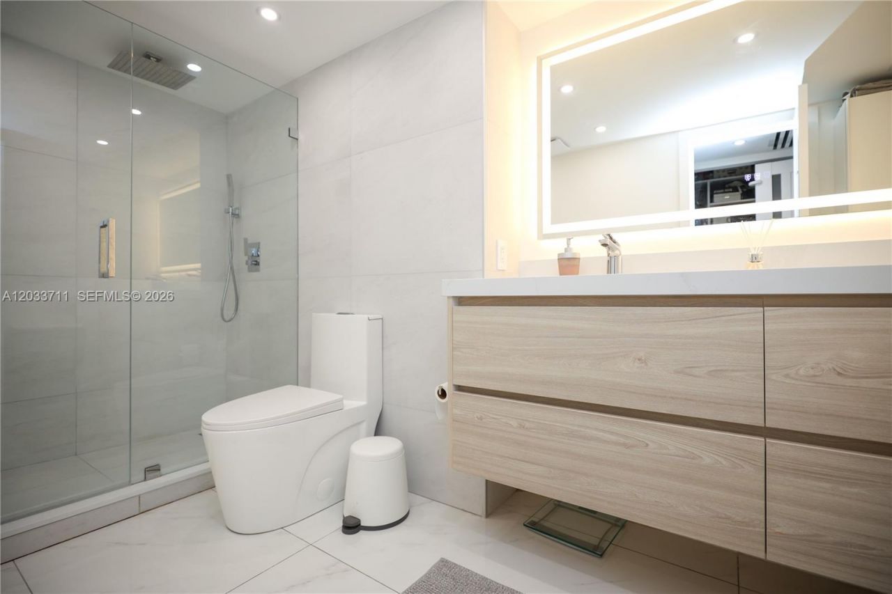 100 Bayview Dr, Unit 527, Sunny Isles Beach, FL 33160 Photo