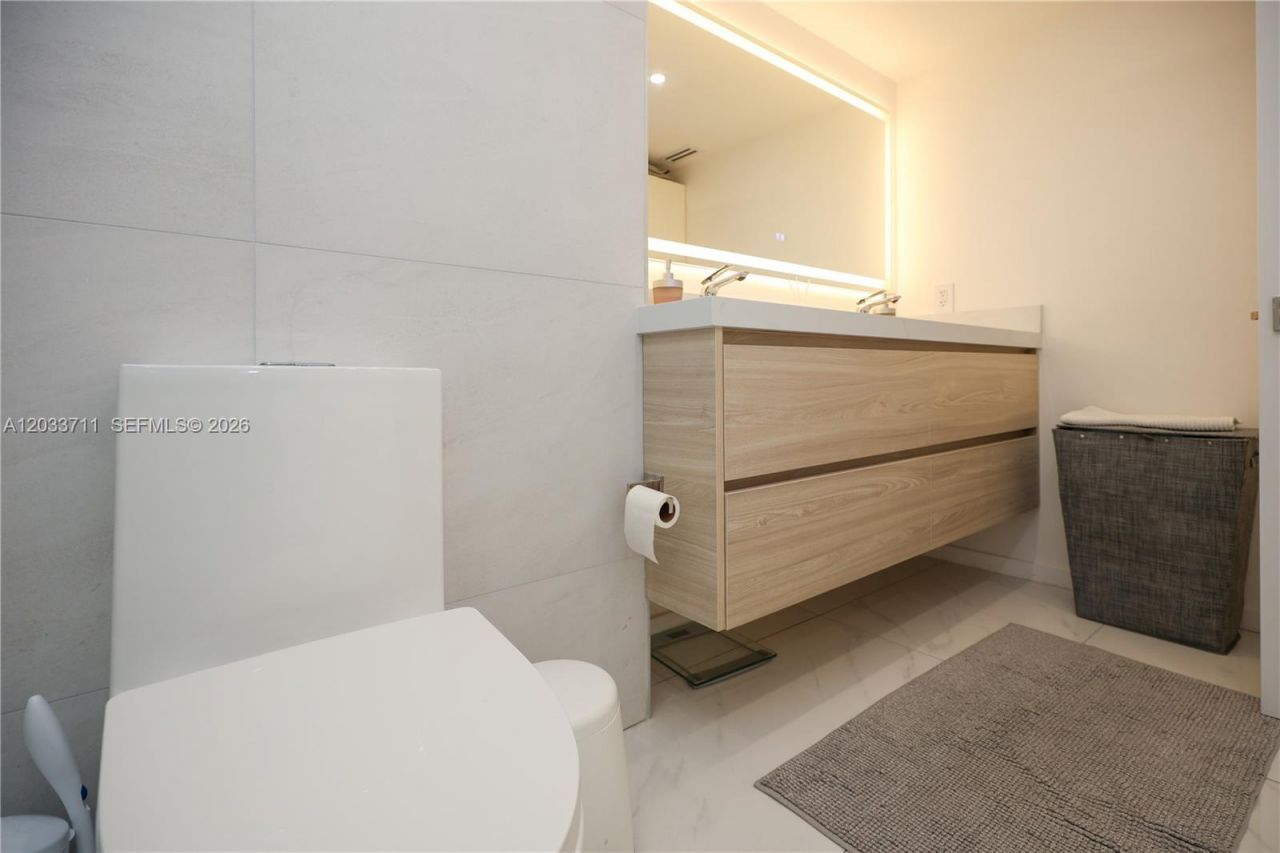 100 Bayview Dr, Unit 527, Sunny Isles Beach, FL 33160 Photo