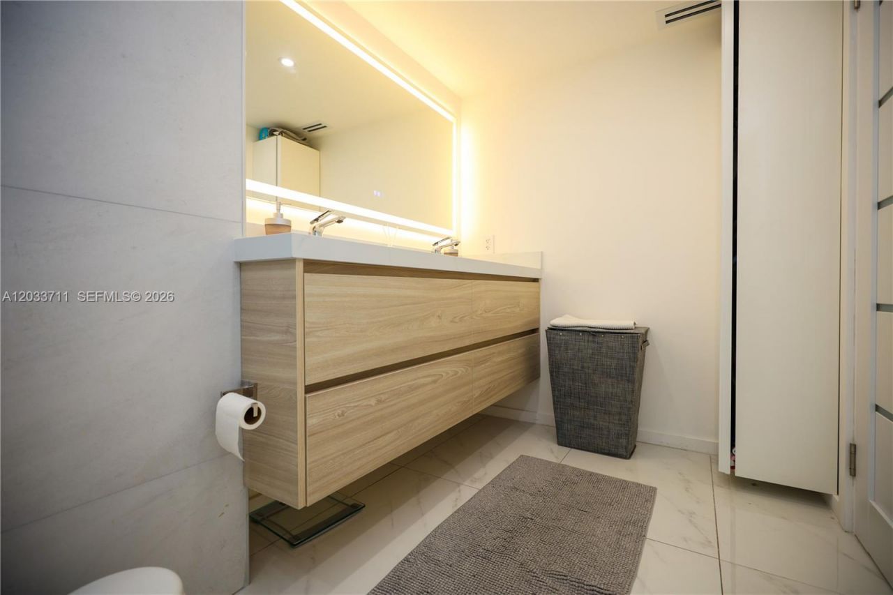 100 Bayview Dr, Unit 527, Sunny Isles Beach, FL 33160 Photo