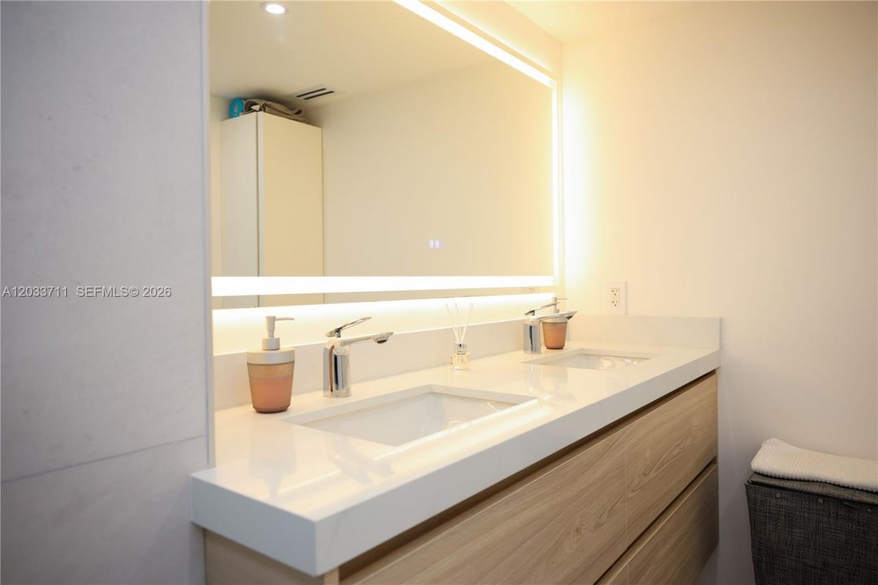 100 Bayview Dr, Unit 527, Sunny Isles Beach, FL 33160 Photo