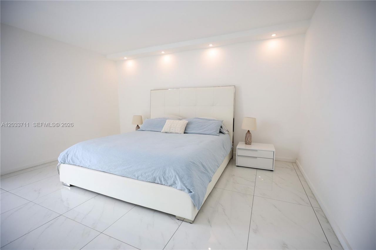 100 Bayview Dr, Unit 527, Sunny Isles Beach, FL 33160 Photo