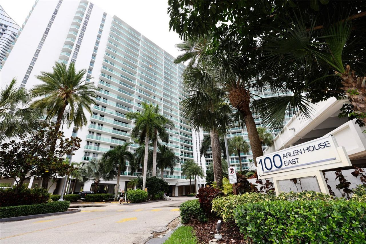 100 Bayview Dr, Unit 527, Sunny Isles Beach, FL 33160 Photo