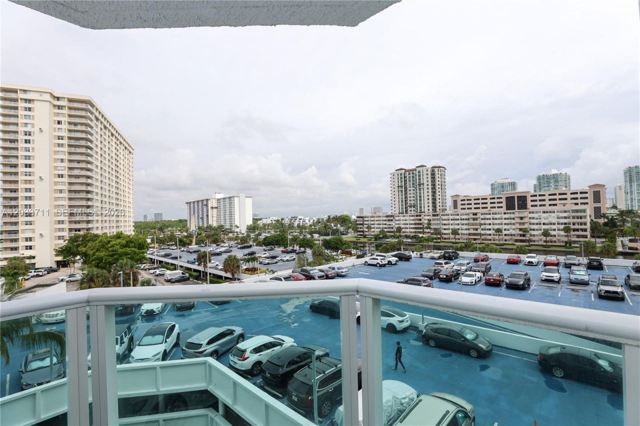 100 Bayview Dr, Unit 527, Sunny Isles Beach, FL 33160 Photo