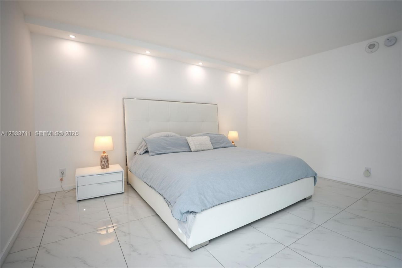 100 Bayview Dr, Unit 527, Sunny Isles Beach, FL 33160 Photo