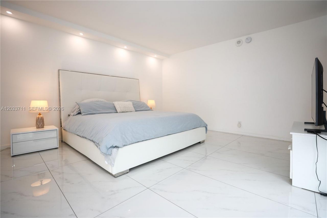100 Bayview Dr, Unit 527, Sunny Isles Beach, FL 33160 Photo