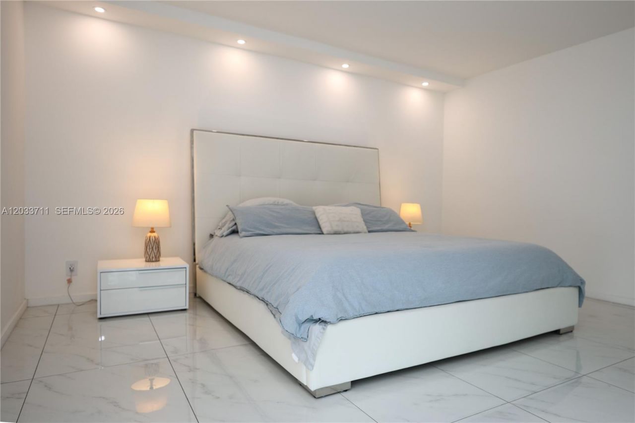 100 Bayview Dr, Unit 527, Sunny Isles Beach, FL 33160 Photo