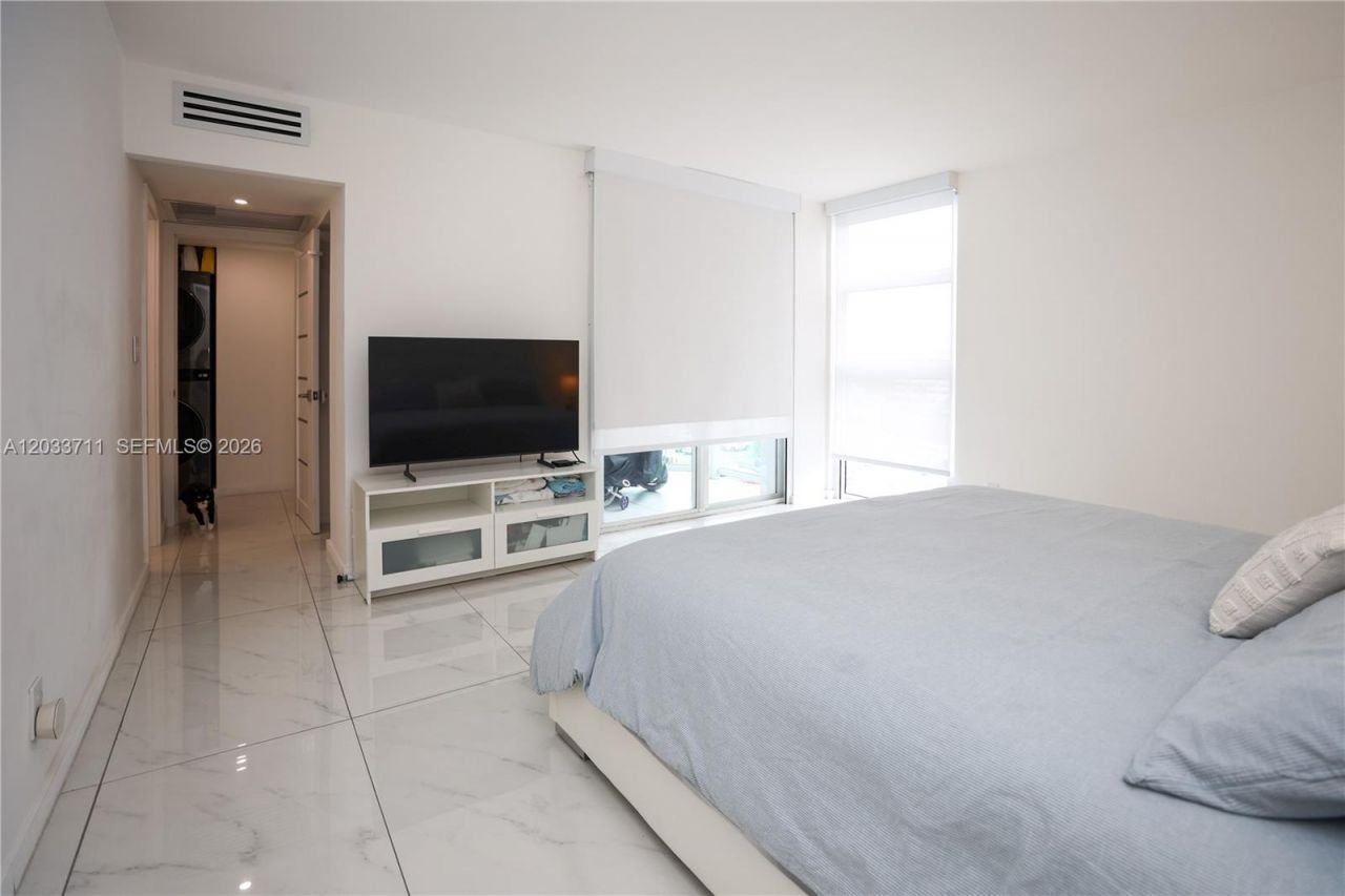 100 Bayview Dr, Unit 527, Sunny Isles Beach, FL 33160 Photo