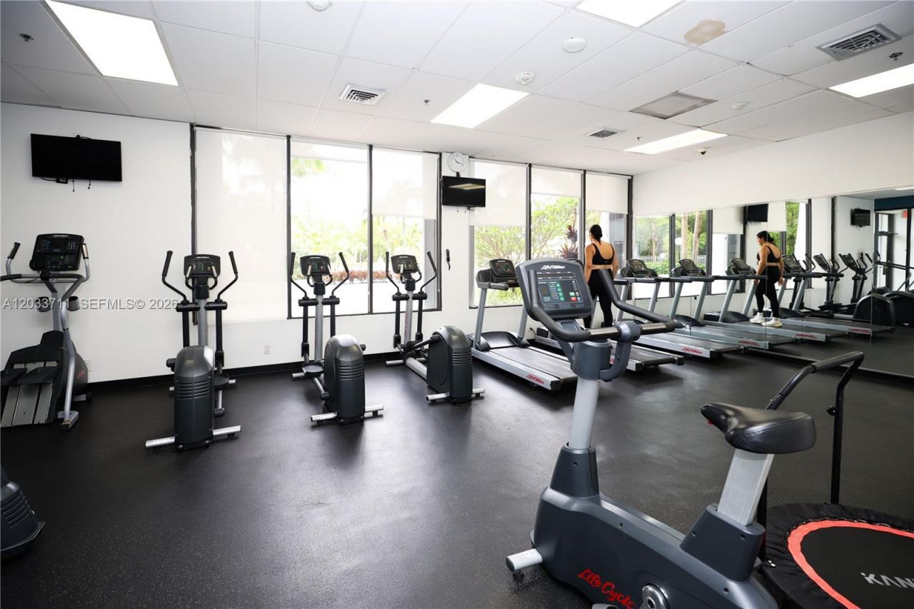 100 Bayview Dr, Unit 527, Sunny Isles Beach, FL 33160 Photo