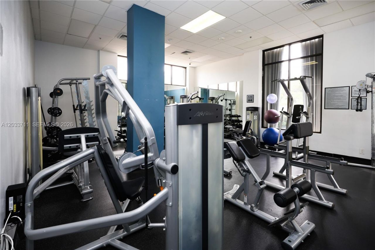 100 Bayview Dr, Unit 527, Sunny Isles Beach, FL 33160 Photo