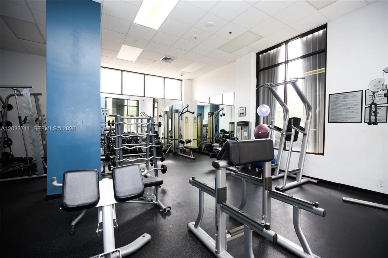 100 Bayview Dr, Unit 527, Sunny Isles Beach, FL 33160 Photo