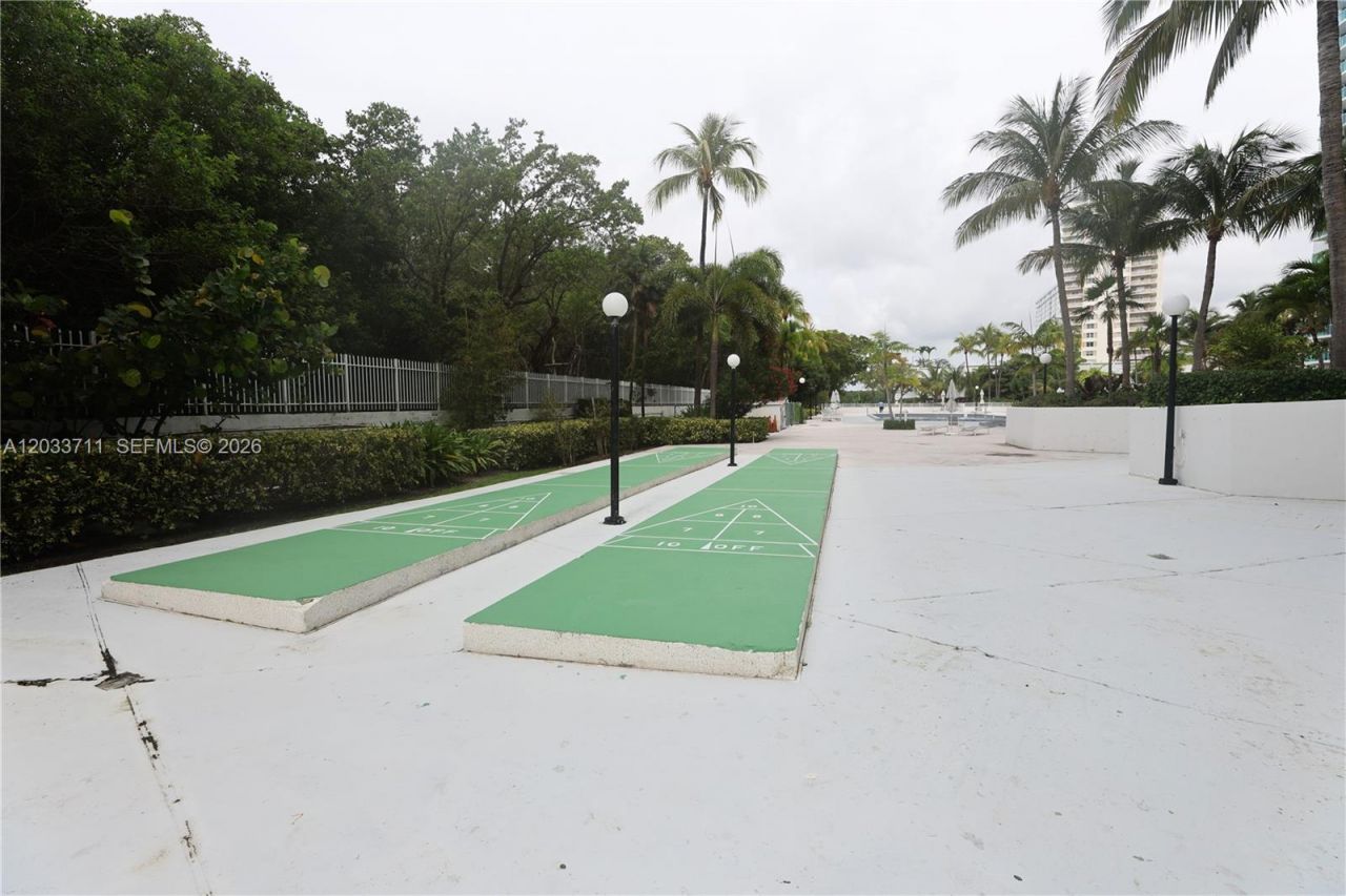 100 Bayview Dr, Unit 527, Sunny Isles Beach, FL 33160 Photo